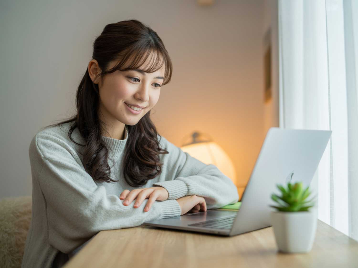 Ideogramで「パソコンをする20代の日本人女性。明るいイメージ。」というプロンプトで出力した画像イメージ