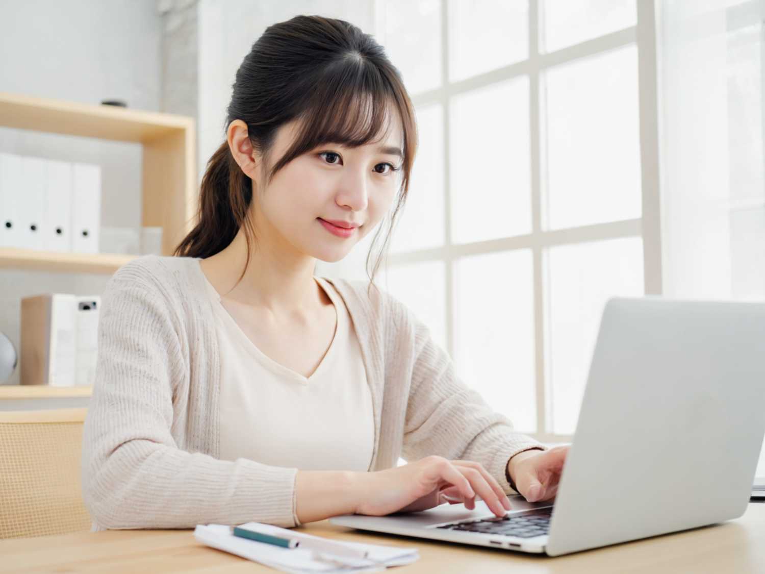 Runwayで「パソコンをする20代の日本人女性。明るいイメージ。」というプロンプトで出力した画像イメージ