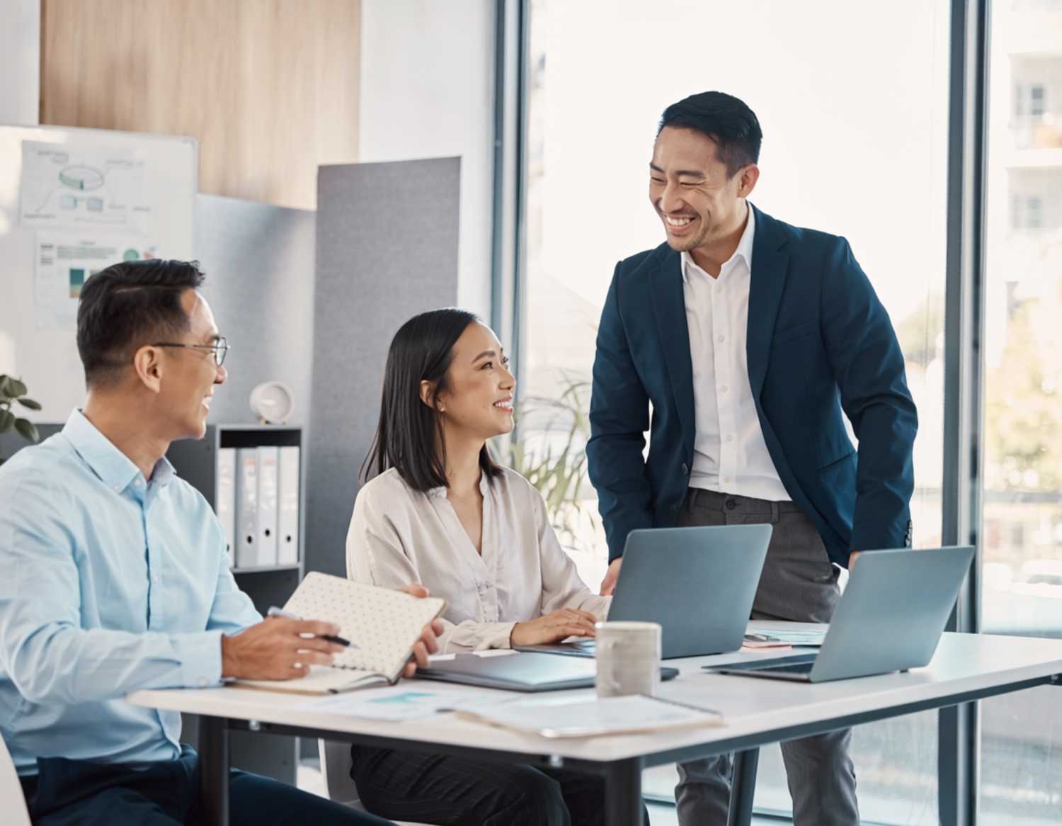 Image5で「オフィスで働く日本人男女30代3名。立って笑顔で話している。」というプロンプトで出力した画像イメージ