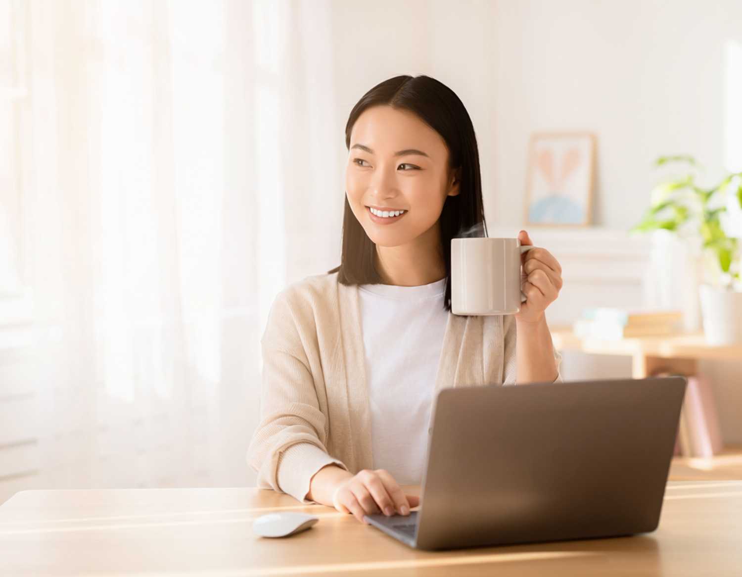 Image5で「パソコンをする20代の日本人女性。明るいイメージ。」というプロンプトで出力した画像イメージ