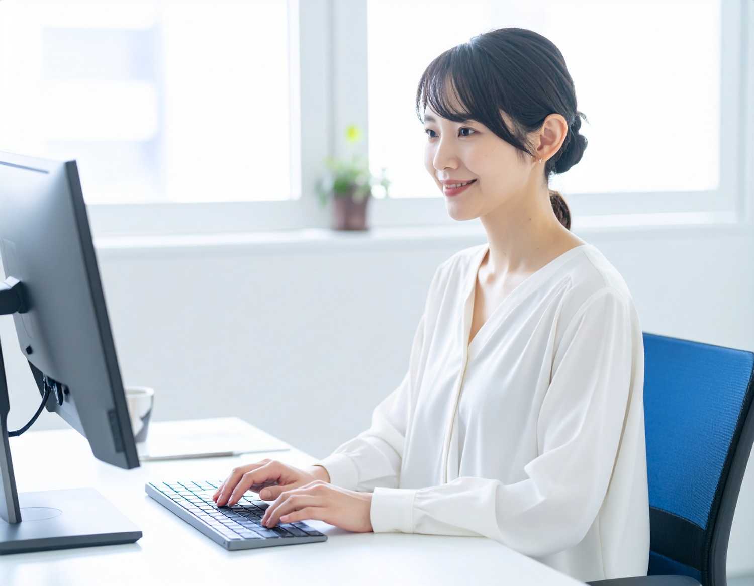 Image4 Ultraで「パソコンをする20代の日本人女性。明るいイメージ。」というプロンプトで出力した画像イメージ